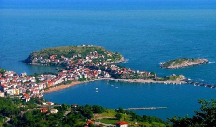 <p>Amasra Kültür ve Turizm Derneği Başkanı Hüseyin Boran da ilçede her mevsim günübirlik tatilci ağırladıklarını, bunda balık ve salata ağırlıklı mutfak kültürünün etkili olduğunu ifade etti.</p>

<p> </p>
