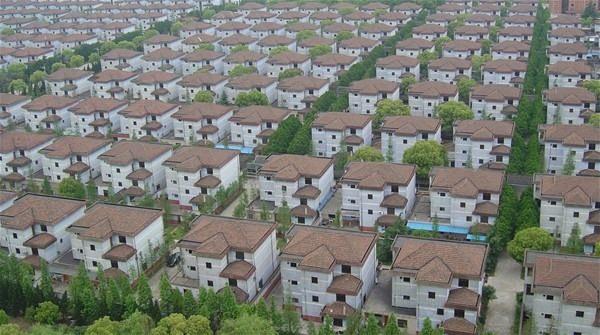 <p>Huaxi köyü, tam anlamıyla türünün tek örneği...</p>
