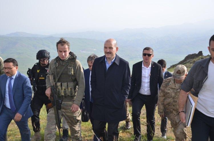 <p>Bayram ziyareti kapsamında Hakkari’nin Yüksekova ilçesinde bulunan İçişleri Bakanı Süleyman Soylu, PKK terör örgütünün en önemli kampı olan Kandil’e yönelik yürütülen operasyonla ilgili açıklamalarda bulundu.</p>
