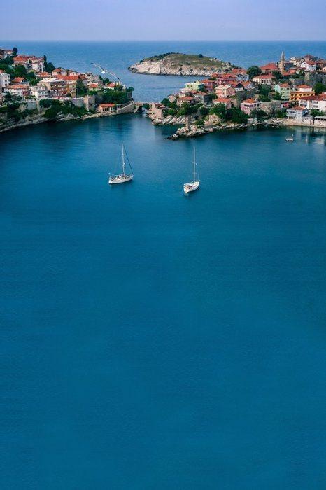 <p>Resmi ve dini tatillerde özellikle Ankara ve çevre illerden çok sayıda ziyaretçiyi ağırladıklarını belirten Timur, "Ankara'nın en yakın sahili ve İstanbul'a yakınlığıyla büyük şehirlerdeki insanların tercihi olan Amasra, artan bir ivmeyle her bayram ciddi yoğunluk yaşıyor." dedi.</p>
<p> </p>
