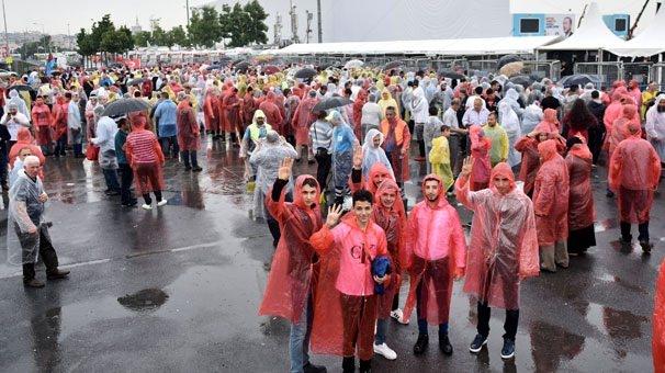 <p>Öte yandan polis ekipleri miting alanına giden yollarda güvenlik önlemleri aldı. Önlemler kapsamında kapatılan yol noktalarına demir bariyerler konurken İBB'ye ait kamyonlarla da yollar kesildi. Polisin çevrede güvenlik önlemleri devam ediyor.</p>
