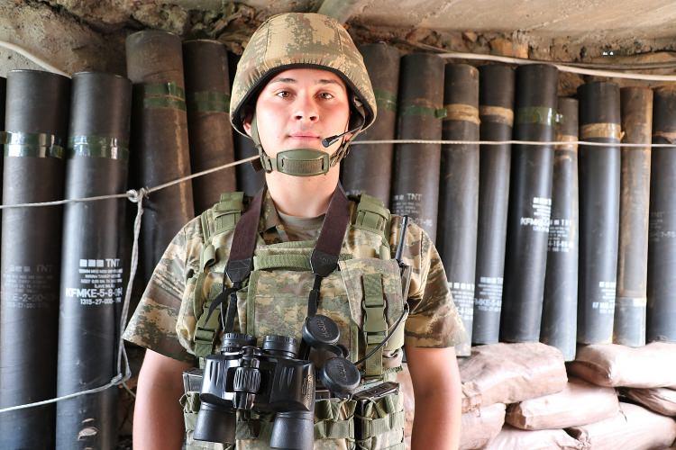 <p>Ailesinin İzmir'in Buca ilçesinde yaşadığını belirten Yorulmaz, "Annem, ağabeyim ve dedemin bayramını kutluyorum. Büyüklerimin ellerinden, küçüklerimin gözlerinden öpüyorum. Beni merak etmesinler. Burada vatan nöbetindeyim." dedi.<br />
Askerlerden İsmail Akçay, komutanları ve silah arkadaşları ile bayramlaştığını, bayramda vatan için görev yapmanın mutluluğunu yaşadığını söyledi. Akçay, "Başta şehit aileleri ve gaziler olmak üzere yüce Türk milletinin bayramı kutlu olsun." diye konuştu.</p>
