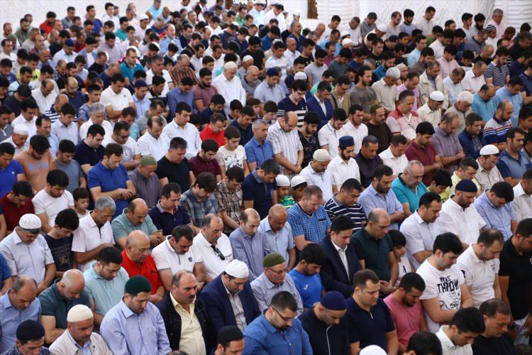 <p><strong>Azerbaycan'da Ramazan Bayramı</strong></p>
<p>Azerbaycan'da binlerce Müslüman, bayram namazı kılmak için camilere akın etti. Başkent Bakü'nün en büyük camilerinden Haydar Camisi de bayram namazı kılmak isteyenlerle doldu.</p>