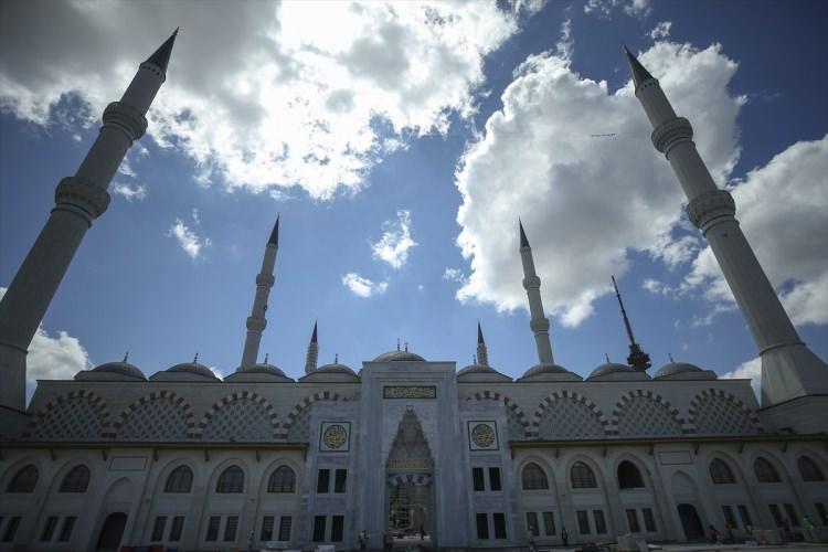 <p><strong>72 MİLLETİ KUCAKLAYAN KUBBE</strong></p>
<p>Caminin 72 metre yükseklikteki ana kubbesi İstanbul'da yaşayan 72 milleti, 34 metre çapındaki kubbesi İstanbul'u simgeliyor.</p>