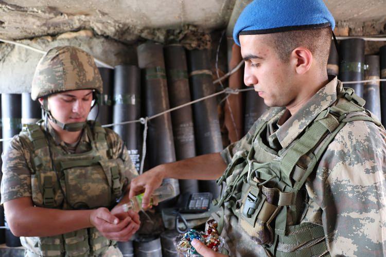<p>"Biliyorum sevdiklerinizden uzaktasınız ancak askerlik fedakarlık, özveri ve sorumluluk mesleğidir. Bizler vatanın bu kutsal köşesinde vazifemizi layıkıyla yaptıkça aziz Türk milleti bizimle gurur duymaktadır." diyen Arıkanoğlu, askerlerin ve ailelerinin bayramını kutladığını ifade etti.</p>

<p> </p>
