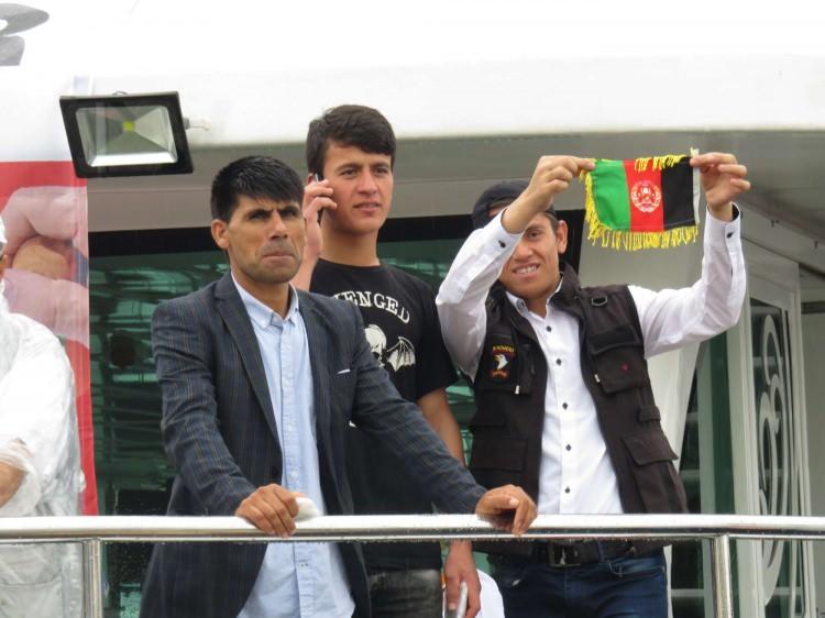<p>Cumhurbaşkanı Recep Tayyip Erdoğan'ın posterleri de alana asıldı. Güvenlik noktalarından alana girenlere yağmurluk, Türk bayrağı ve AK Parti bayrağı dağıtıldı. Miting alanına gelenler x-ray cihazlarının bulunduğu kontrol noktalarından geçerek giriş yaptı. Alana ilk girenlerin sahne önünden yer kapmak için koştuğu görüldü.</p>
<p> </p>
