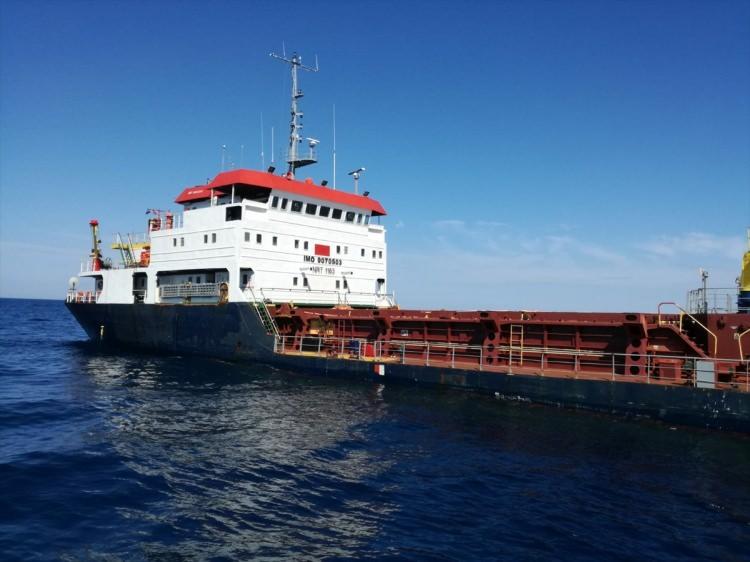<p>Hırvatistan Denizcilik, Ulaştırma ve Altyapı Bakanlığı, Adriyatik Denizi'nde Hırvatistan'ın Jabuka Adası açıklarında Türk bandıralı bir yük gemisinin su almaya başladığını bildirdi.</p>

<p> </p>
