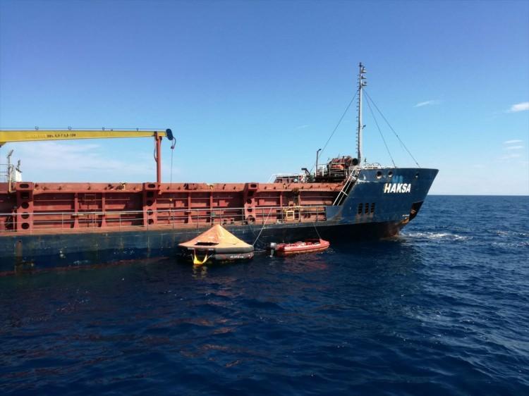 <p><strong>GEMİNİN BATMASI ENGELLENMEYE ÇALIŞILIYOR</strong></p>

<p>Tahliye edilen 8 kişinin Split Limanı'na götürüldüğü bilgisinin yer aldığı açıklamada, gemide kalan 5 kişinin diğer kurtarma ekipleri gelene kadar batmayı engellemeye çalışacağı aktarıldı.</p>
