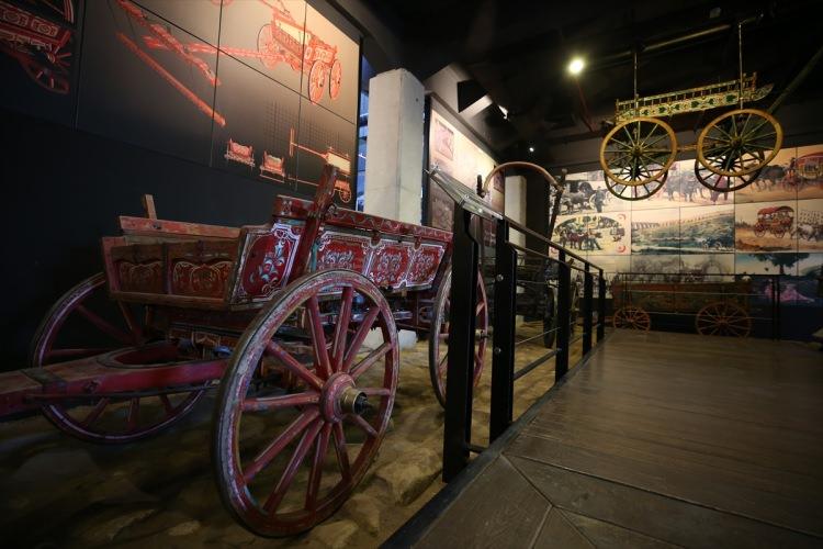 <p>Türkiye'nin alanındaki ilk ve tek müzesi olan "Tofaş Anadolu Arabaları Müzesi"ni ziyaret edenler, Balıkesir Üçpınar Tümülüsü'nde bulunan 2600 yıllık at arabasından bugün kullanılar ulaşım araçlarına kadar Anadolu arabalarının zaman yolculuğunu görebiliyor.</p>

<p> </p>
