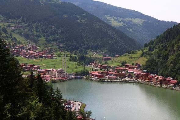 <p>Bayram tatilini Uzungöl’de geçirmek için İstanbul’dan geldiğini belirten Yusuf Dilber de "Karadeniz başlı başına bir turizm cenneti ama Uzungöl dünyada sayılı yerlerden bir tanesi. Sırf Uzungöl’ü görebilmek için neredeyse her yıl geliyorum. Zaman zaman değişiklikler olsa da yine de görülmeye değer bir yer" dedi.</p>
<p> </p>