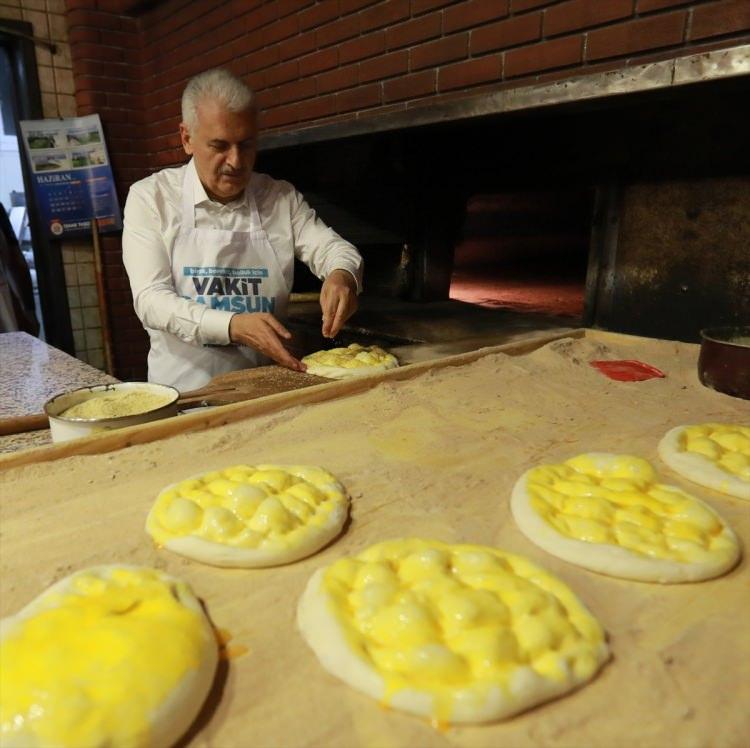 <p>Samsun’da vatandaşlarla sahur yapan Başbakan Binali Yıldırım, yol üstünde bulunan bir fırını ziyaret etti.</p>