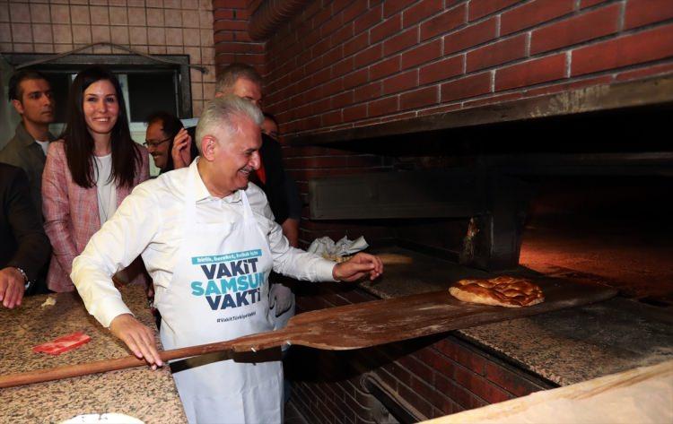 <p><strong>VATANDAŞLARLA SOHBET ETTİ</strong></p>
<p>Başbakan Binali Yıldırım, pide yapan ustalar ve vatandaşlarla sohbet etti, pide pişirdi.</p>