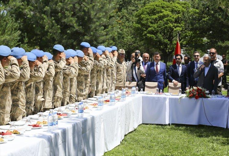 <p>Bayramın ilk günü memlekete sıla-ı rahim geldiğini, bayramı memlekette geçirmeyi arzu ettiğini dile getiren Yıldırım, aynı gün mesai yapan güvenlik güçlerinin Kemah kırsalında teröristlere operasyon düzenlediğini belirtti.</p>