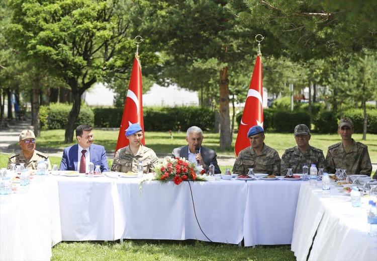 <p>Operasyonda tespit edilen 4 teröristten 3'ünün etkisiz hale getirildiğini, diğer teröristi arama faaliyetinin sürdüğünü bildiren Yıldırım, operasyona katılan Refahiyet Komando Taburu, Patnos Jandarma Özel Harekat Timi ve güvenlik korucularını kutladı.</p>