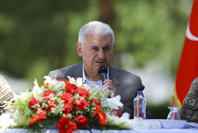 <p>Yıldırım, "Gözlerinizden öpüyorum. Çok güzel, başarılı bir iş yaptınız. Belki onlar fırsat bulabilseydi masum insanların, bayram için memleketlerine gelen vatandaşlarımızın hayatına kast edeceklerdi. Büyük bir görev ifa ettiniz." değerlendirmesinde bulundu.</p>