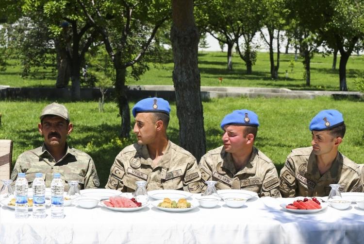 <p>Başbakan Yıldırım, operasyona katılan komutan ve askerlere başarılarının devamını diledi.</p>