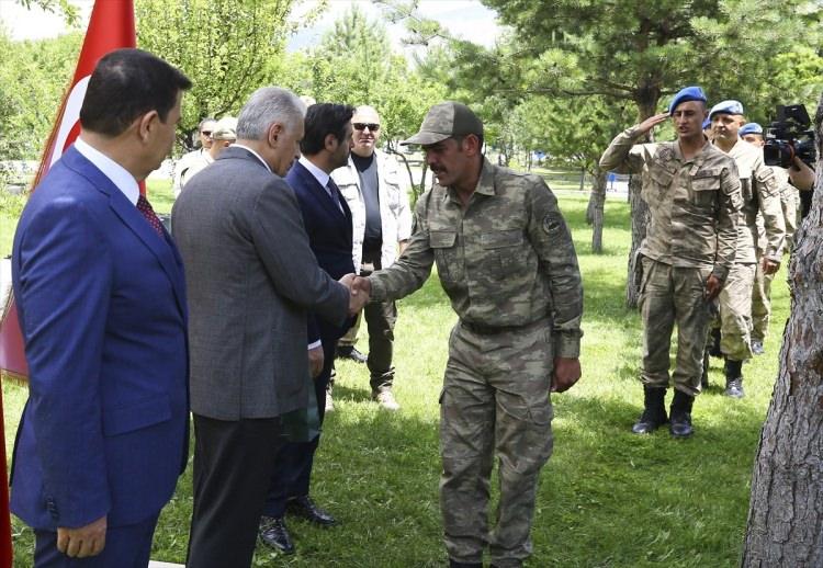 <p>Güvenlik güçlerinin, terörle mücadelede son yılların en büyük başarısının ortaya koyduğuna dikkati çeken Yıldırım, "İki yıl önce terörle mücadelede savunma değil, taarruz esastır şeklinde bir yöntem değişikliğine gittik. Şu anda dağlarda, şehirlerde terör baskısı hemen hemen sona erdi, devletin tam kontrolü sağlanmış oldu ancak işimiz bitmedi. Son terörist bu topraklardan yok oluncaya kadar bu mücadele devam edecek." şeklinde konuştu.</p>