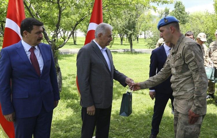 <p>Türk Silahlı Kuvvetlerinin, Irak'ın kuzeyinde yürüttüğü operasyona değinen Yıldırım, şunları söyledi:</p>
<div> "Hudutlarımız dışında bize zarar vermeye çalışan, sızmalar yaparak insanlarımızın ölümüne sebep olan, korku, baskı oluşturan terör unsurlarını nasıl Zeytin Dalı, Fırat Kalkanı harekatları ile bulundukları yerde etkisiz hale getirdiysek inşallah Kuzey Irak bölgesinde de aynı şekilde terörü bulunduğu yerde etkisiz hale getirmek için kara, hava destekli kapsamlı faaliyet icraat ediyoruz. İnşallah burada da iyi sonuçlar alacağız."</div>