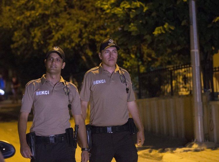 <p>Ankara Emniyet Müdürlüğünce mahallelerde güvenliğin sağlanması için seçilen, Özel Harekat polislerince verilen eğitimlerini başarıyla tamamlayan bin bekçi, görevine başladı.</p>

<p> </p>
