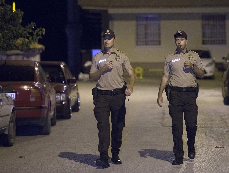 <p>Cadde ve sokaklarda devriye gezen bekçileri karşılarında görünce şaşıran Ankaralılar, bekçilerin kentte asayişe katkı sağlayacak olmasından duydukları memnuniyeti dile getirdi.</p>
<p> </p>