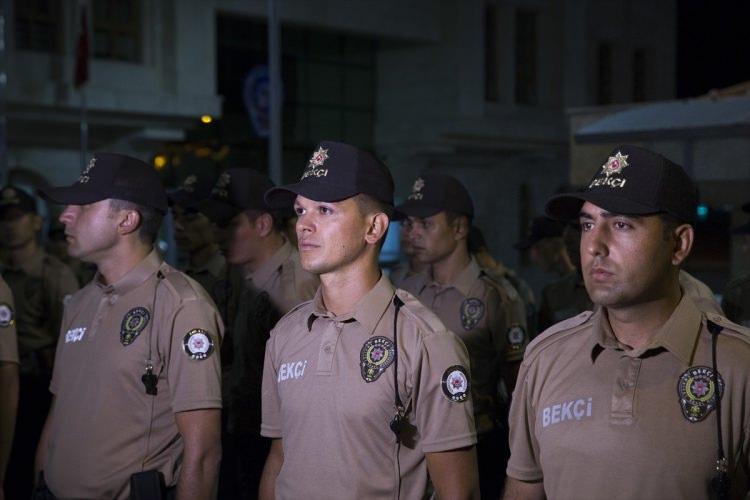 <p>Bekçilere, Ankara Emniyet Müdürü Servet Yılmaz'ın talimatı ile terör operasyonlarında görev almış uzman Özel Harekat polislerince spor, kondisyon, silah mekaniği, atış disiplini, gece ve gündüz atışı ile silahlı olaylara müdahale, araç ve kişi durdurma-arama, önlem geliştirme ve kişisel güvenlik tedbirleri gibi birçok alanda 5 hafta süren eğitim verildi.</p>