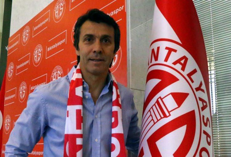 <p>Teknik Direktör Bülent Korkmaz, Spor Toto Süper Lig ekiplerinden Antalyaspor ile 1+1 yıllık sözleşme imzaladı. İmza sonrası konuşan Korkmaz, “Çatır çatır mücadele eden, savaşan, yardımlaşan bir Antalyaspor oluşturmak istiyoruz” dedi. </p>
