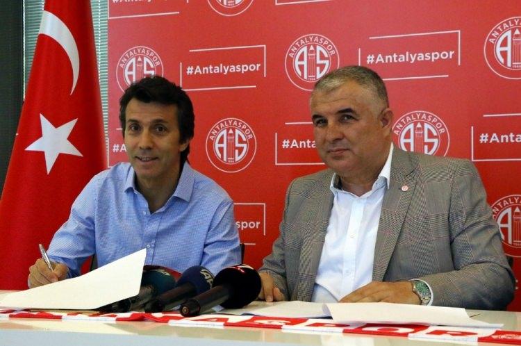 <p>Antalyaspor’un kamuoyuna geçtiğimiz günlerde teknik direktörlük için anlaştığını duyurduğu Bülent Korkmaz ile 1+1 yıllık sözleşme imzaladı. Atilla Vehbi Konuk Tesisleri’nde saat 11.00’de düzenlenen imza törenine Korkmaz’ın yanı sıra, Antalyaspor Başkan Cihan Bulut ve Asbaşkan Şefik Öz katıldı. </p>

<p> </p>
