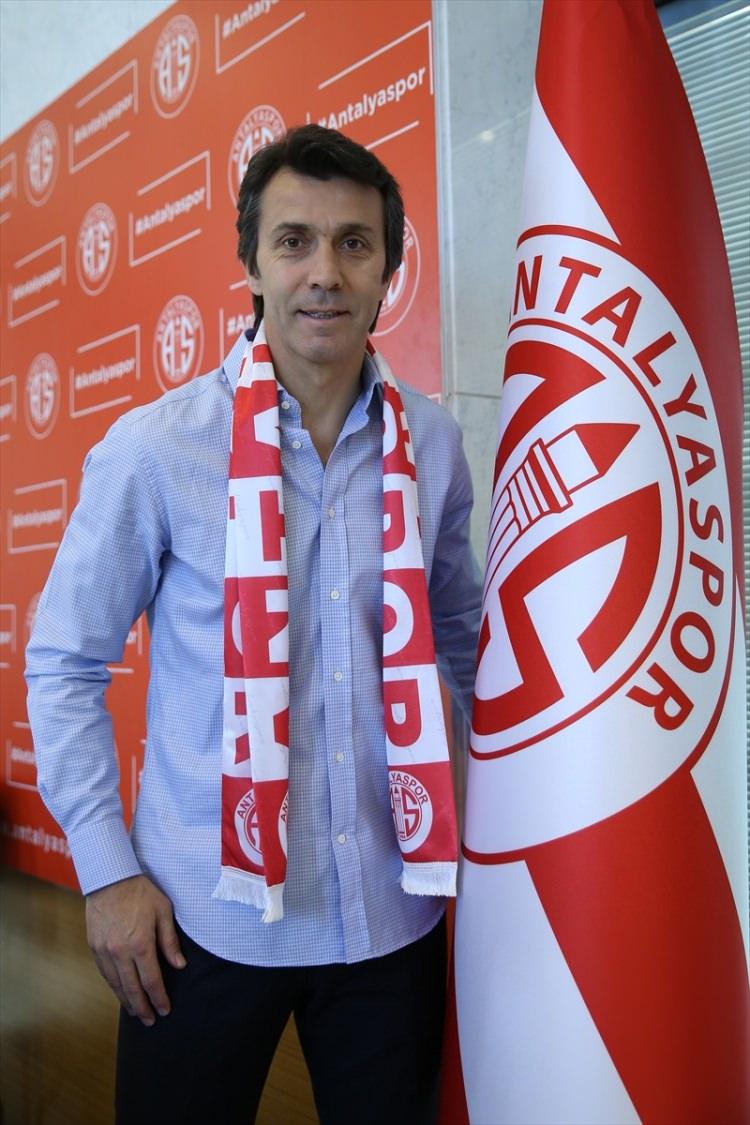 <p>Antalyaspor’u mücadele eden bir takıma dönüştüreceğini belirten Korkmaz, “Çatır çatır mücadele eden, savaşan, yardımlaşan bir Antalyaspor oluşturmak istiyoruz. Bütün düşüncemiz, hedefimiz, çalışmamız bu doğrultuda. Antalyaspor’a layık olacak bir takım oluşturacağız” diye konuştu. </p>

<p> </p>
