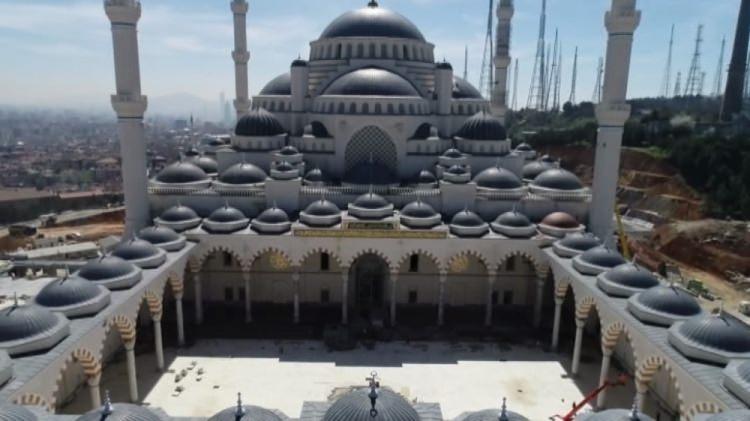 <p>İstanbul'da 6 Ağustos 2013'te temelleri atılan Çamlıca Camisi'nin inşaatında sona yaklaşılıyor.</p>

<p> </p>
