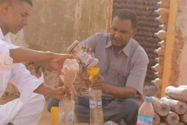<p>Beton harcıyla birbirine tutturulan bu şişelerin, bölgedeki aşırı sıcaklara karşı koymada diğer yapı malzemelerine göre daha etkili olduğu belirtiliyor.</p>
<p> </p>