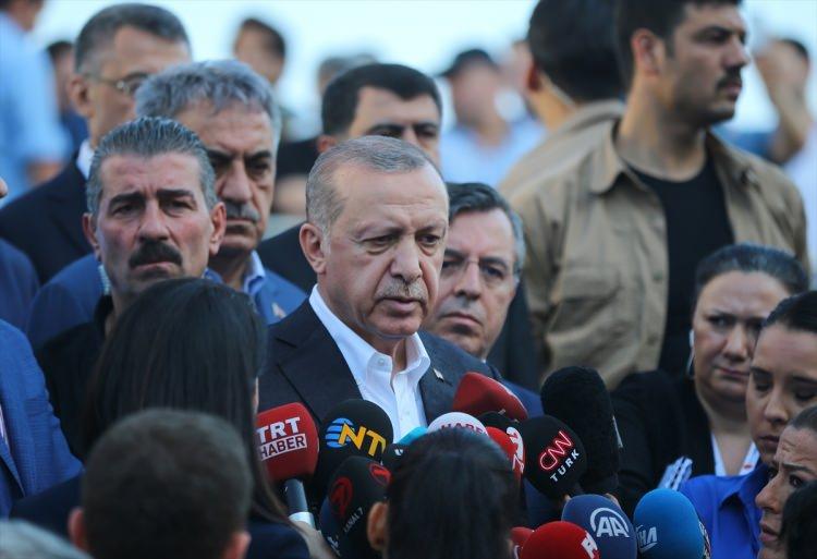 <p>Cumhurbaşkanı Recep Tayyip Erdoğan, bayram namazını Marmara İlahiyat Camisi'nde kıldıktan sonra basın mensuplarının sorularını yanıtladı.</p>
