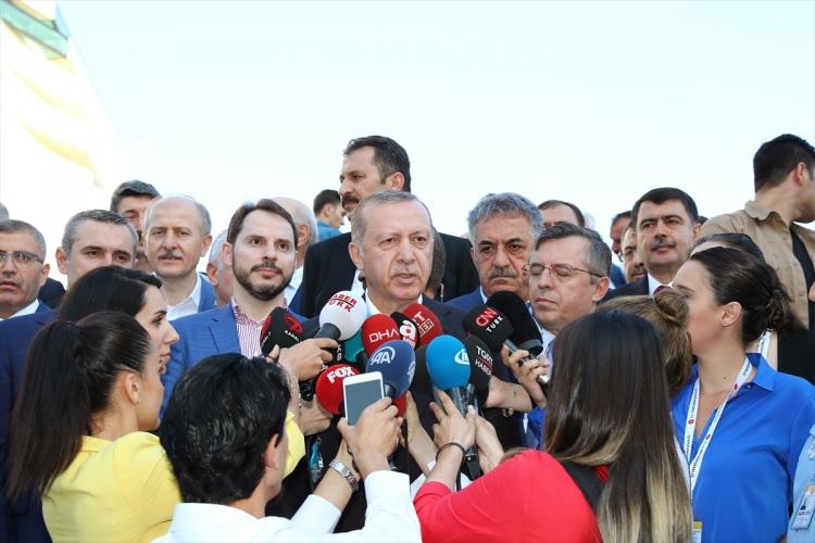 <p>Cumhurbaşkanı Recep Tayyip Erdoğan, bayram namazını Marmara İlahiyat Camisi'nde kıldıktan sonra basın mensuplarının sorularını yanıtladı.</p>
