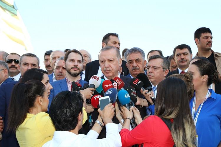 <p>Cumhurbaşkanı Recep Tayyip Erdoğan, bayram namazını Marmara İlahiyat Camisi'nde kıldıktan sonra basın mensuplarının sorularını yanıtladı.</p>
