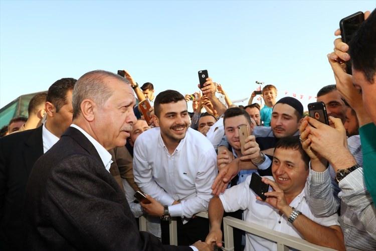 <p>Cumhurbaşkanı Recep Tayyip Erdoğan, bayram namazını Marmara Üniversitesi İlahiyat Fakültesi'nde kıldı. Erdoğan, daha sonra vatandaşlarla bayramlaştı.</p>

<p> </p>
