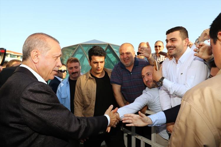 <p>Cumhurbaşkanı Recep Tayyip Erdoğan, bayram namazını Marmara Üniversitesi İlahiyat Fakültesi'nde kıldı. Erdoğan, daha sonra vatandaşlarla bayramlaştı.</p>
<p> </p>