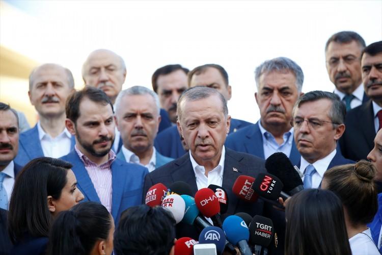 <p>Cumhurbaşkanı Recep Tayyip Erdoğan, bayram namazını Marmara İlahiyat Camisi'nde kıldıktan sonra basın mensuplarının sorularını yanıtladı.</p>
