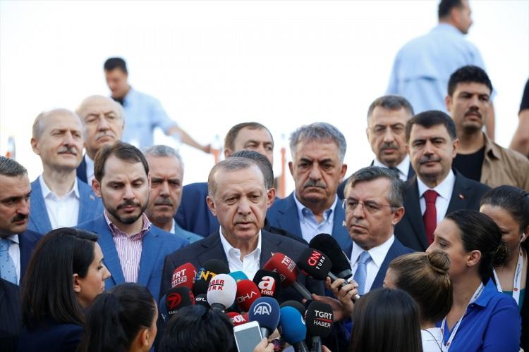 <p>Cumhurbaşkanı Recep Tayyip Erdoğan, bayram namazını Marmara İlahiyat Camisi'nde kıldıktan sonra basın mensuplarının sorularını yanıtladı.</p>