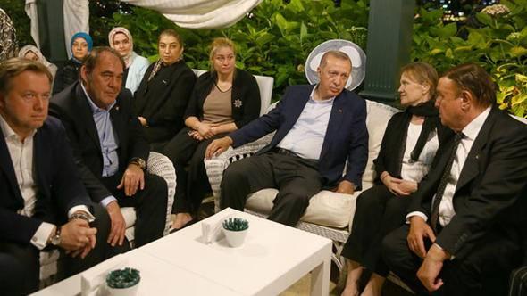 <p>Cumhurbaşkanı Recep Tayyip Erdoğan, Demirören Holding Kurucusu ve Yönetim Kurulu Başkanı Erdoğan Demirören'in vefatı nedeniyle Demirören Ailesi'ne taziye ziyaretinde bulundu.</p>
<p> </p>
