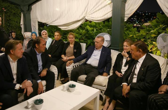 <p>Cumhurbaşkanı Erdoğan, Demirören ailesinin Kanlıca'da bulunan evine saat 22.15'te taziyeye geldi.</p>
<p> </p>