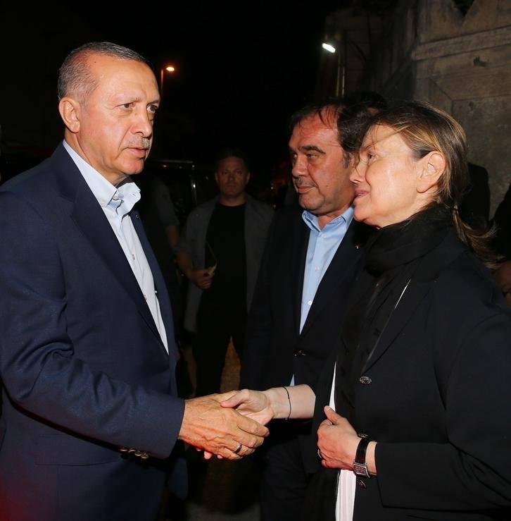 <p>Yaklaşık 1 saat kalan Erdoğan'ı Türkiye Futbol Federasyonu (TFF) Başkanı Yıldırım Demirören uğurladı. </p>