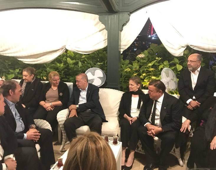 <p>Öte yandan Erdoğan içerideyken Ulaştırma Bakanı Ahmet Arslan da taziyeye geldi.</p>
<p> </p>