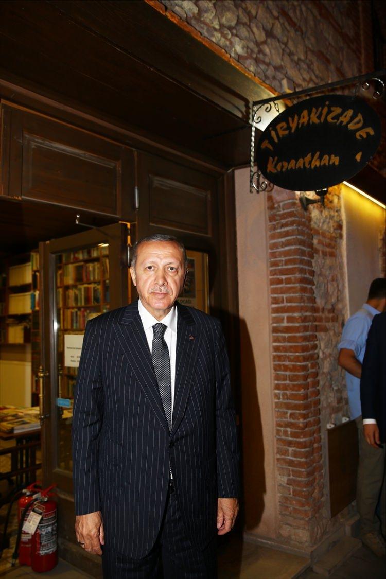 <p>Cumhurbaşkanı Recep Tayyip Erdoğan, Eskişehir’de gerçekleştirdiği açılış ve toplantıların ardından bir kıraathanede vatandaşlar ile sohbet etti. </p>
