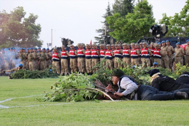 <p>Tören sonunda Bölge jandarma Komutanı Tümgeneral Halis Zafer Koç tarafından Jandarma Teşkilatının kullandığı ve aralarında yerli ve milli olanların da bulunduğu silah ve teçhizatlar tanıtıldı.</p>
<p> </p>