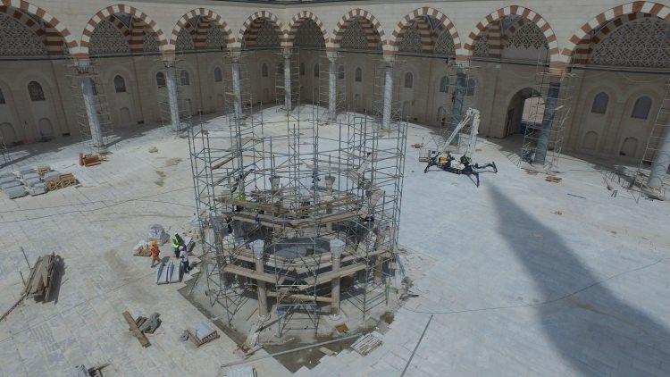 <p>Cami, 7 metre 77 santimetre boyundaki, 4.5 ton ağırlığındaki dünyanın en büyük alemine sahip.</p>
<p> </p>