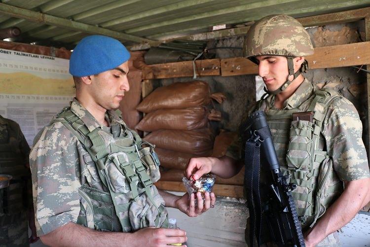 <p>Arıkanoğlu, mevzide görev yapan Berkan Avcı'ya ailesiyle bayramlaşıp bayramlaşmadığını sordu.</p>

<p> </p>
