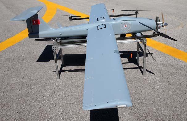 <p><strong>Teknik özellikleri</strong></p>

<p>İnsansız hava aracının teknik özellikleri hakkında da bilgi veren Sever, maksimum kalkış ağırlığı 50 kilogram olan araca görev gereği istenen yüksek çözünürlükte kameraların takılabileceğini söyledi. Sever, hava aracı ile 100 kilometrelik bir yarıçapta iletişim kurulabildiğini belirterek, görüntü aktarma menzillerinin şu an 25 kilometre olduğunu ve bunun artırılması için çalışmaların devam ettiğini anlattı.</p>
