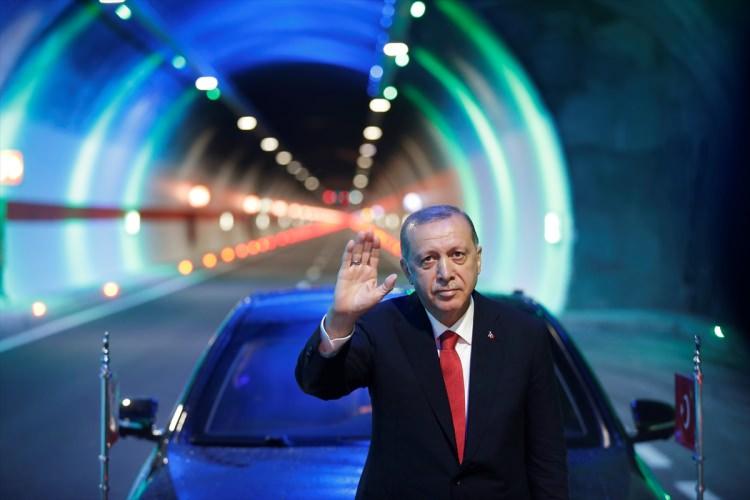 <p>Cumhurbaşkanı Recep Tayyip Erdoğan, Rize'de önce Ovit Tüneli'nin açılışını gerçekleştirdi, ardından mitingde hemşehrileriyle buluştu.</p>
