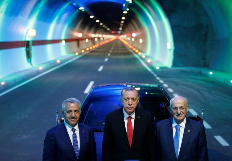 <p>Hem Ovit Tüneli'nin açılışında, hem mitingde, hem de Rize sokaklarında Cumhurbaşkanı Erdoğan'a vatandaşlar büyük ilgi gösterdi.</p>
