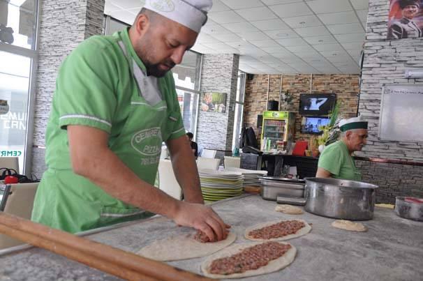 <p>Künar sayesinde de pidemizi tatmış oluyorlar. Koçarlı pidesine dışardan çok büyük talep var. Bu çeşitler içerisinde kesitlisinden, peynirlisine, şekersiz tahinli ve vejetaryenler için kesikli pide yapıyoruz. 20 çeşide kadar çıkarabiliyoruz. Müşterinin isteğine göre yapıyoruz. Geldiklerinde çok lezzetli buluyorlar. Her yaşa hitap eden pide yapmaktayız" dedi.</p>
<p> </p>