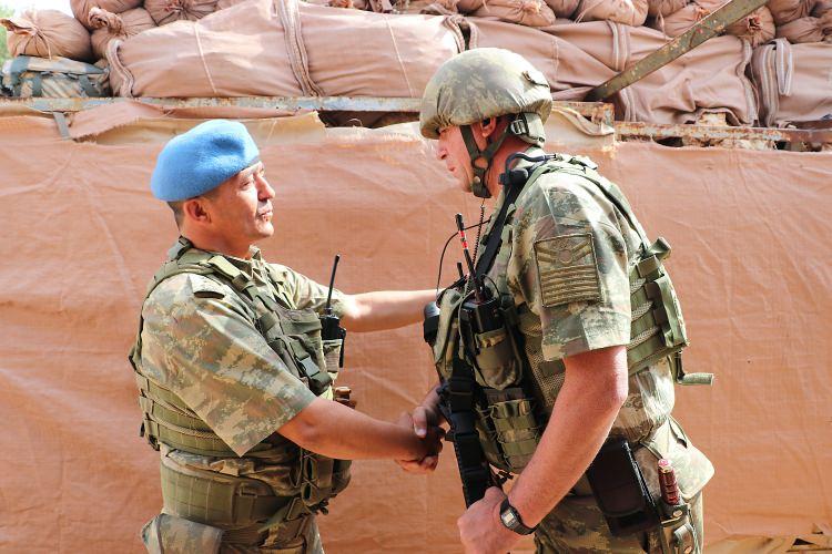 <p>Mevzide gözetleme yapan komandolarla da bayramlaşan Arıkanoğlu, onlara da baklava ve şeker ikram etti.</p>

<p> </p>
